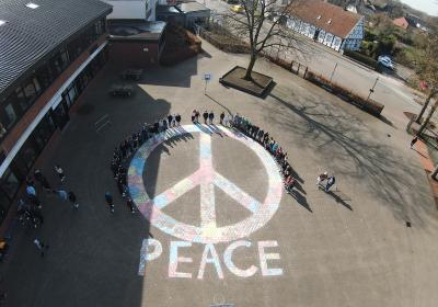 Friedensaktion auf dem Schulhof