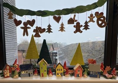 Weihnachtswichtel getöpfert von den Schülern aus der 8. Klasse 